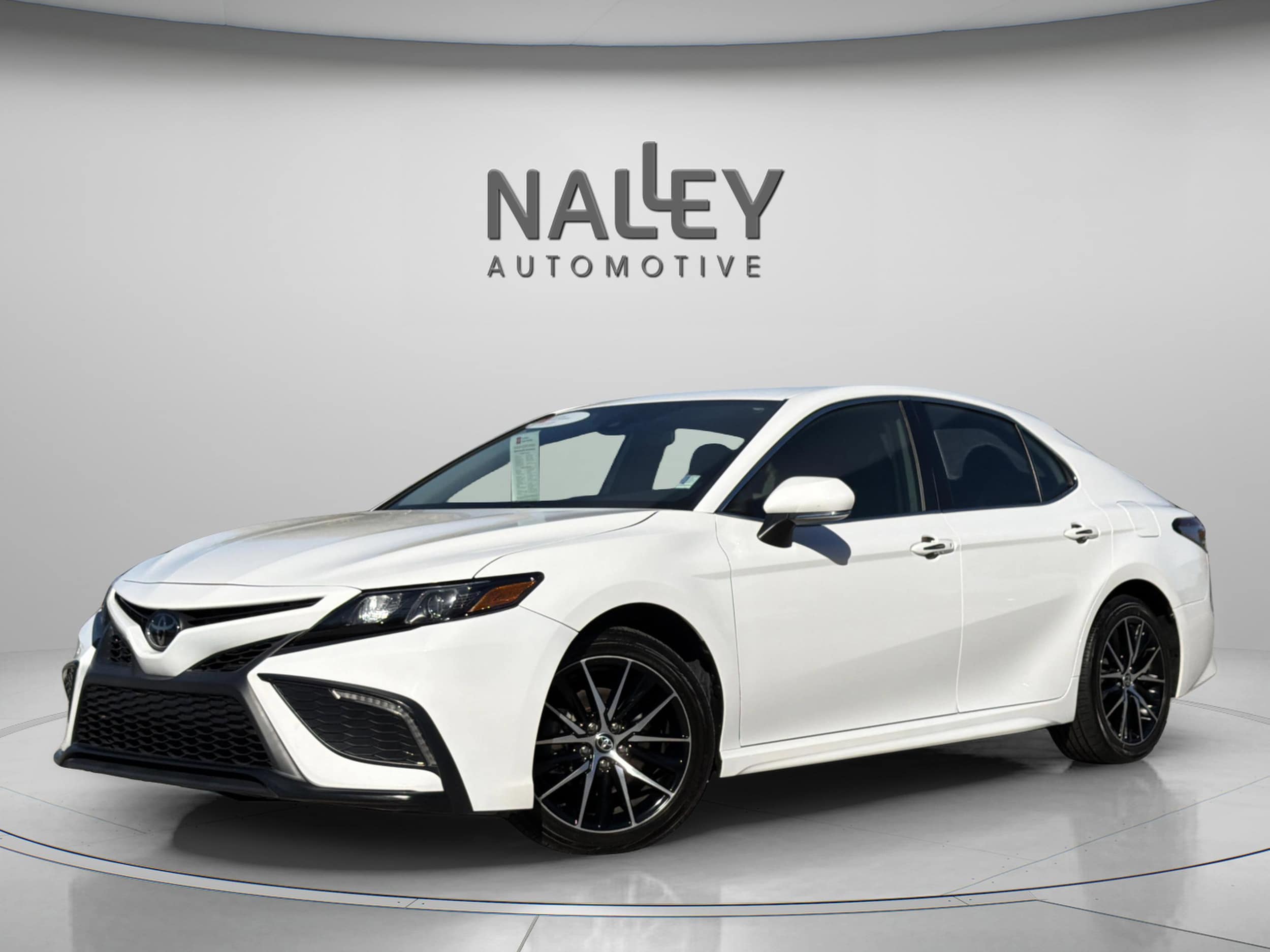 2023 Toyota Camry SE's photo