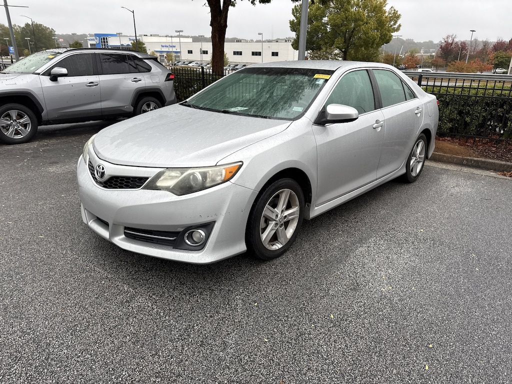 Used 2014 Toyota Camry SE Sedan
