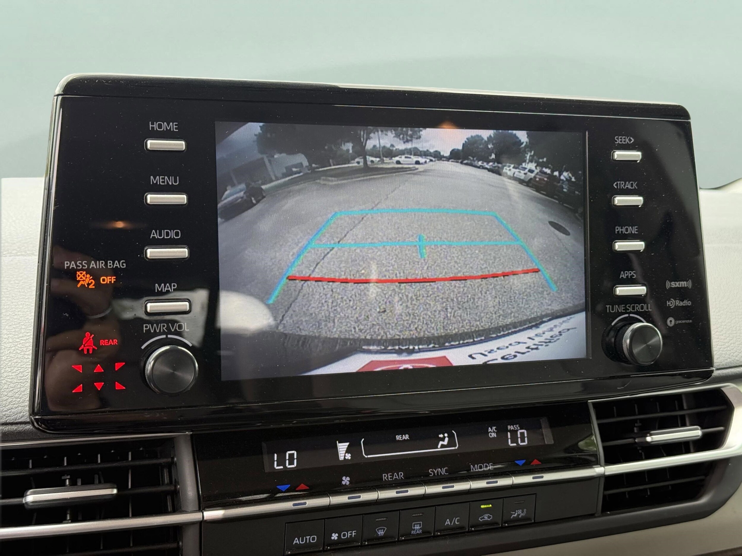 2023 Toyota Sienna LE photo 3