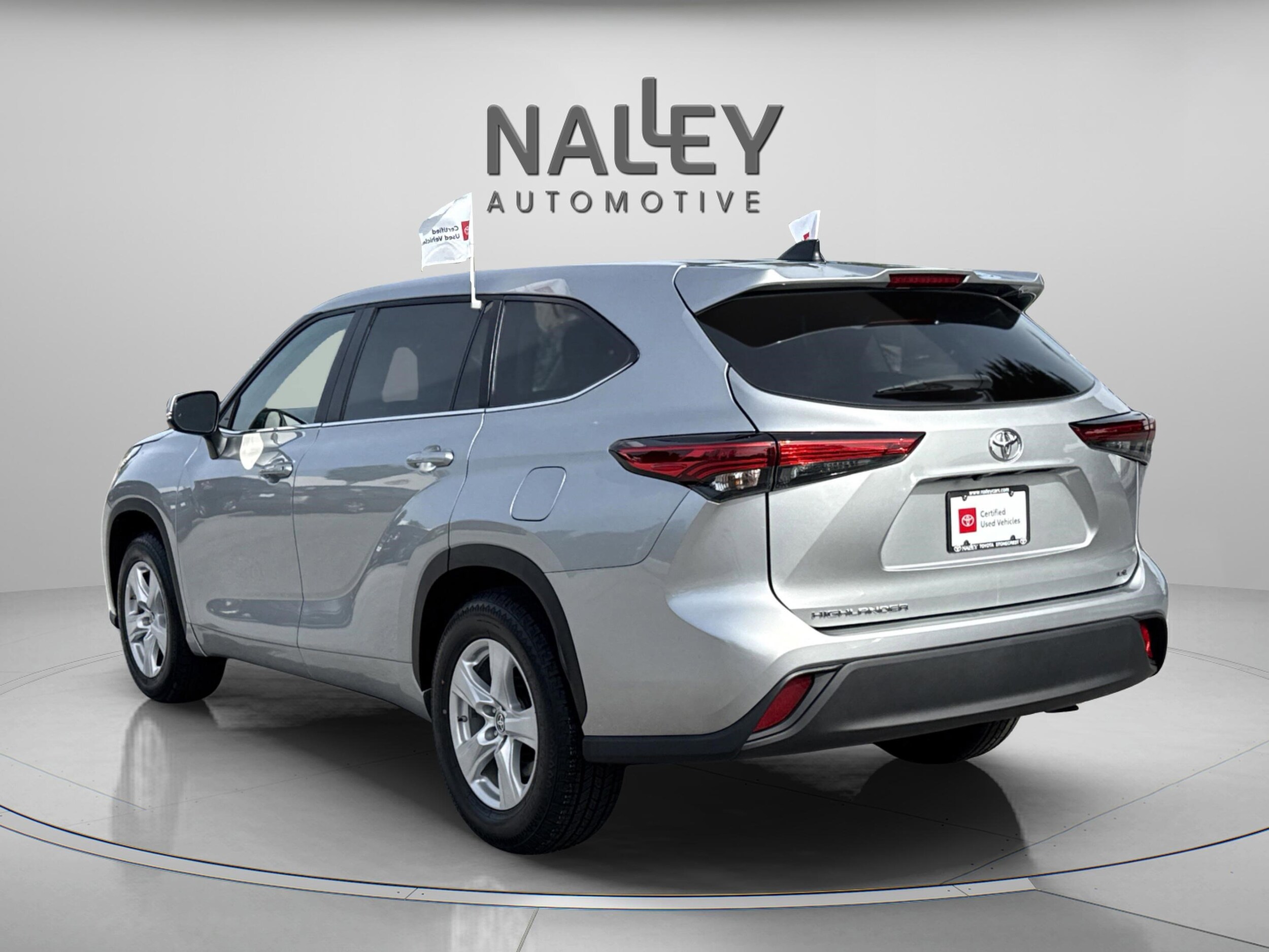 2023 Toyota Highlander LE photo 2