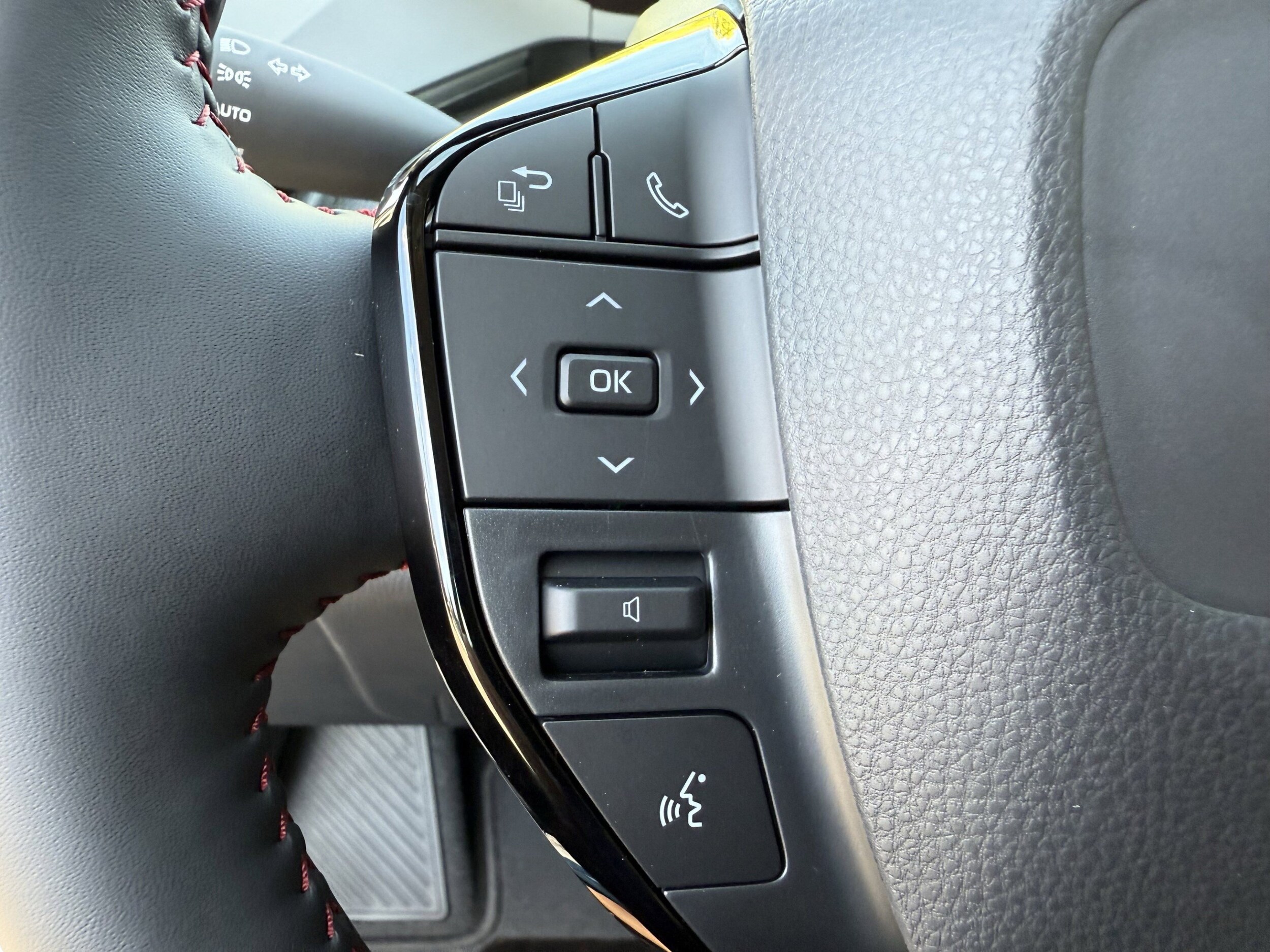 2026 Toyota Prius Plug-in Hybrid XSE - Photo 16
