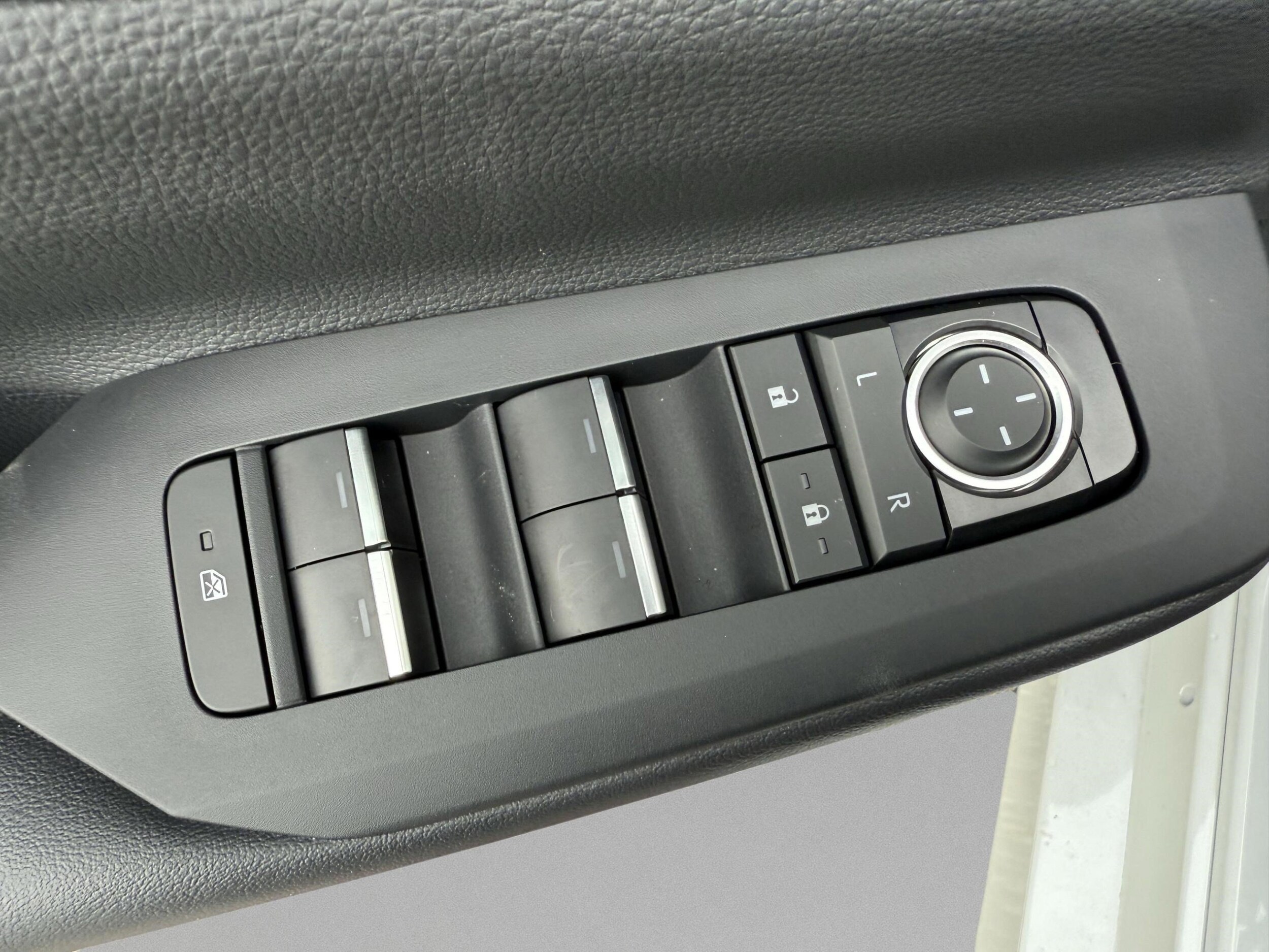 2025 Toyota Prius XSE - Photo 21