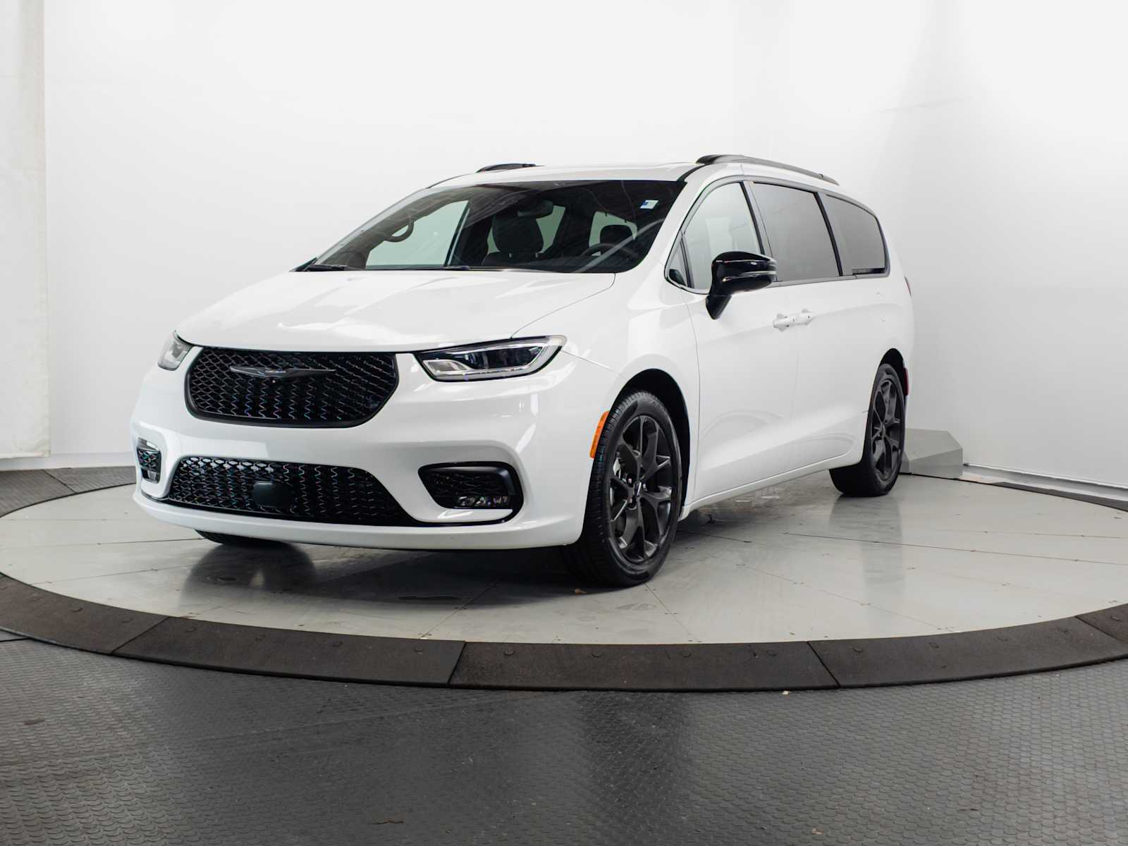 2025 Chrysler Pacifica Limited's photo