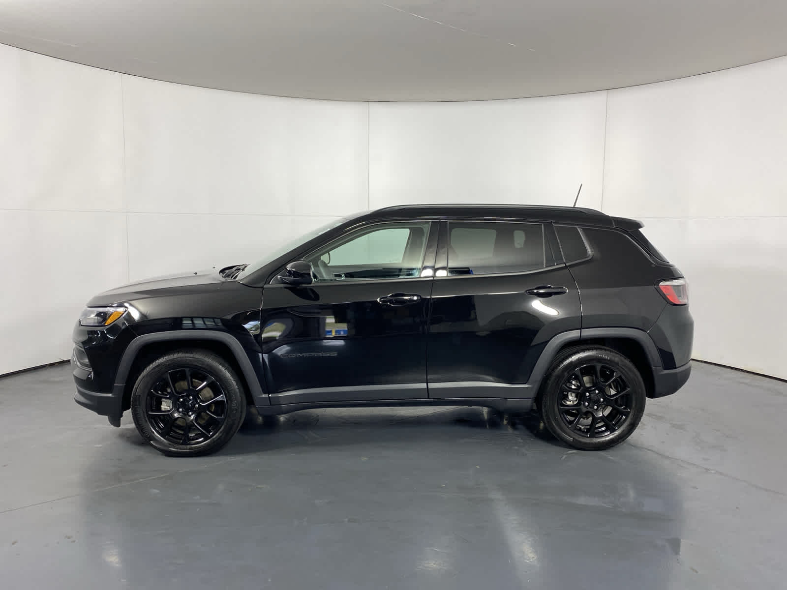 Used 2022 Jeep Compass Altitude with VIN 3C4NJCBB5NT168035 for sale in Schaumburg, IL