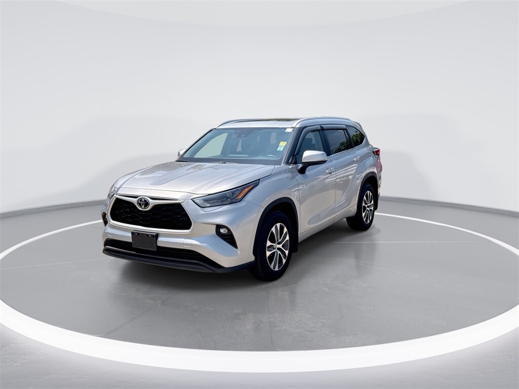 2023 Toyota Highlander LE photo 3
