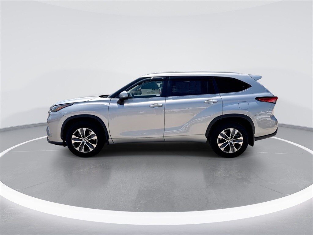2023 Toyota Highlander LE photo 4