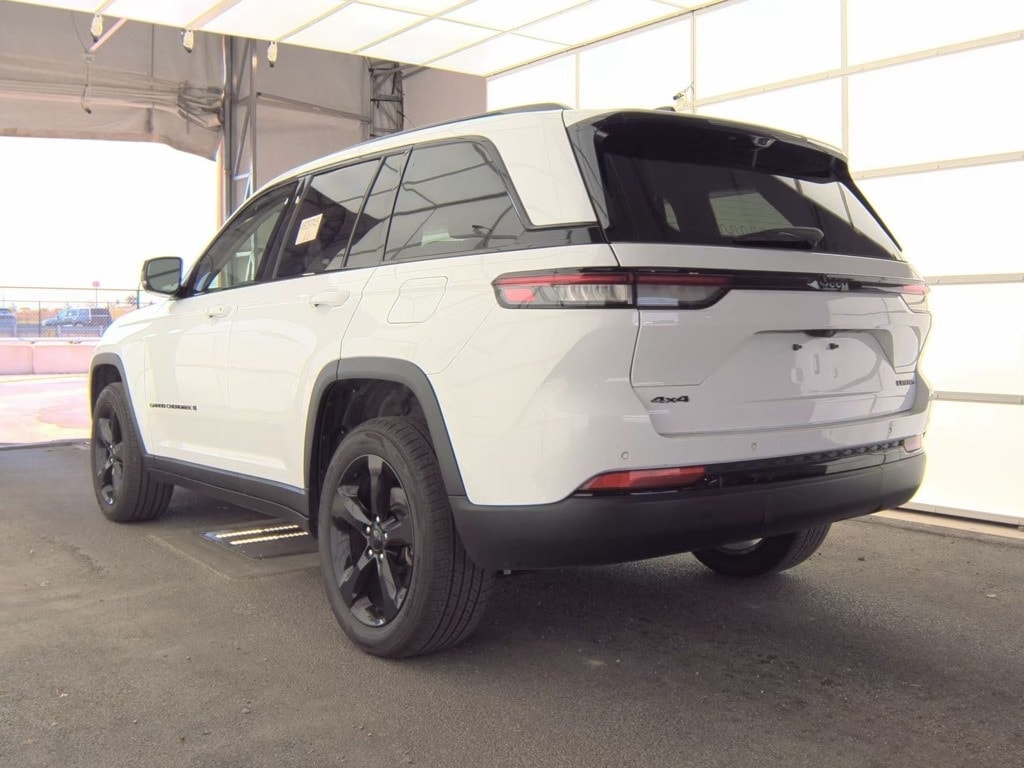 2023 Jeep Grand Cherokee Limited photo 2