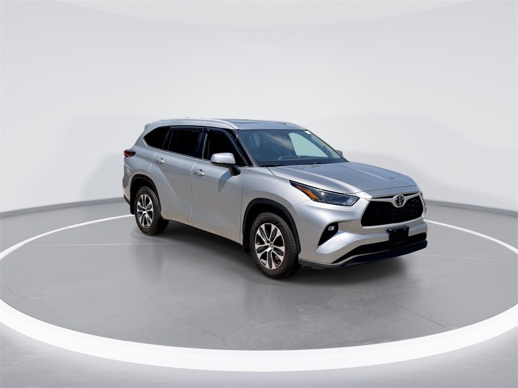 2023 Toyota Highlander LE photo 2