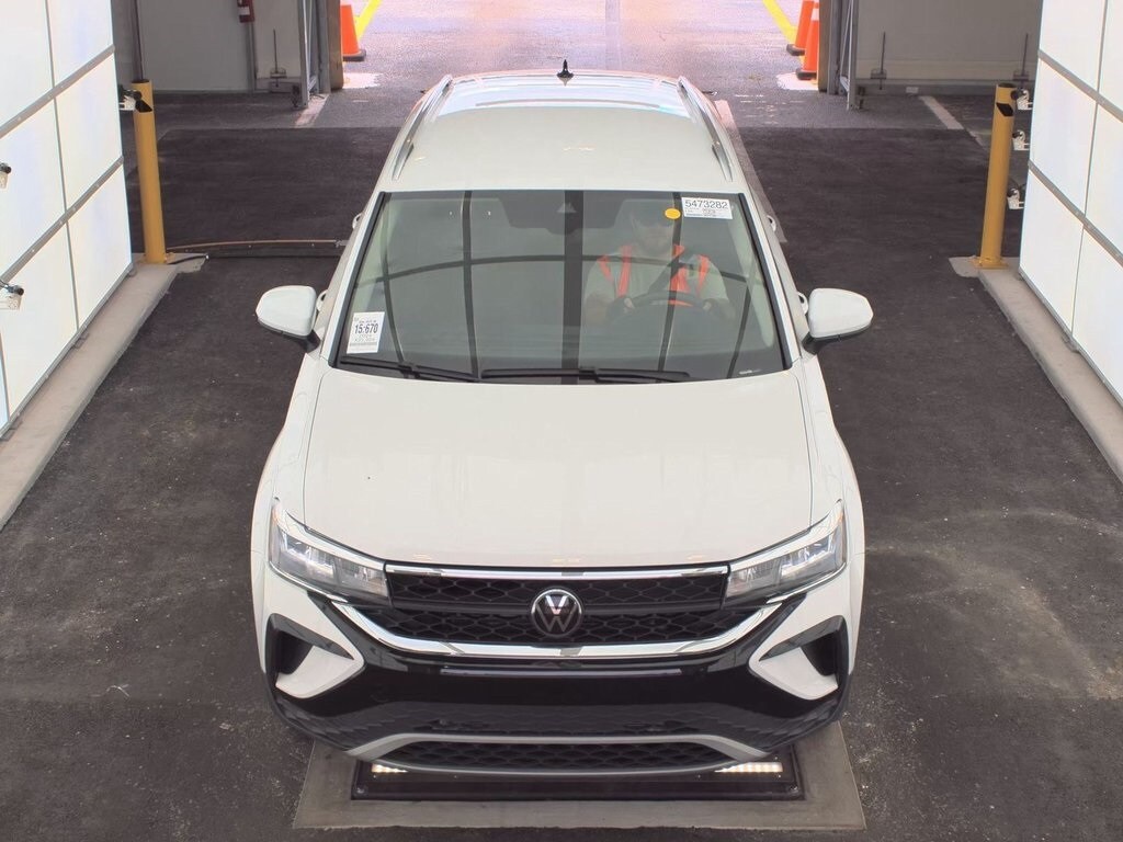 2024 Volkswagen Taos SE photo 3