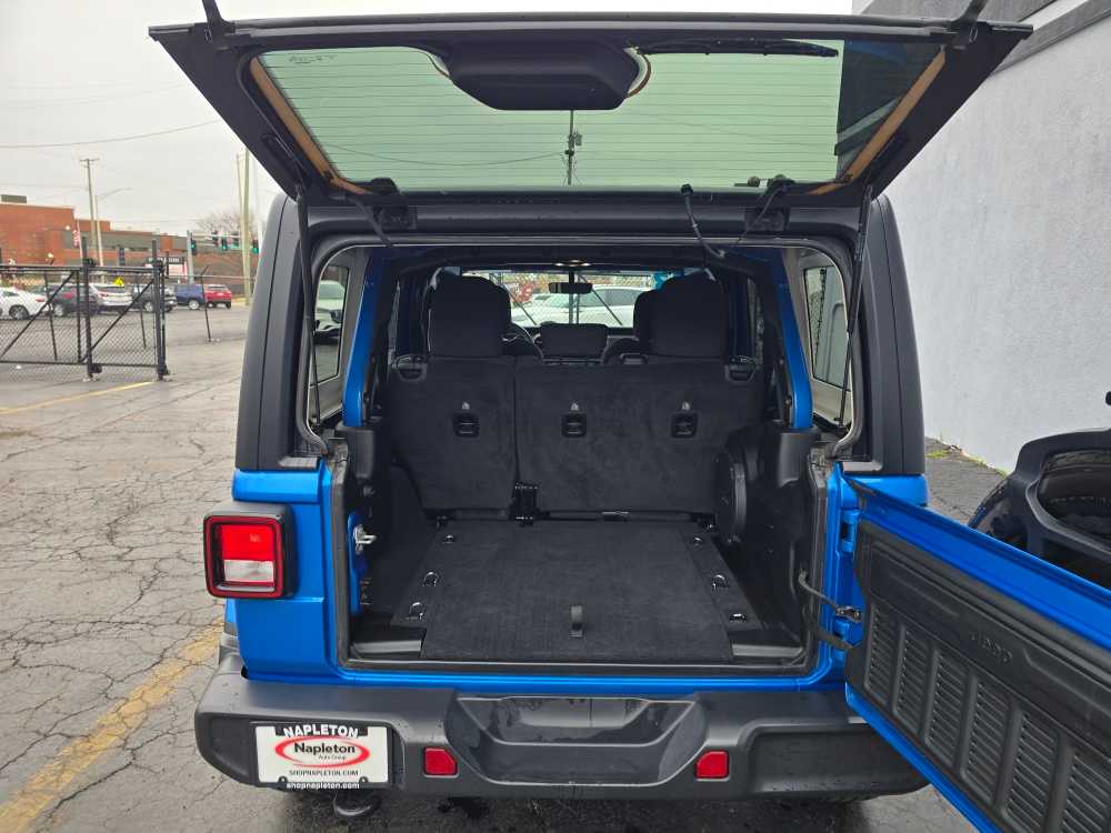 2023 Jeep Wrangler 4-Door Sahara - Photo 12
