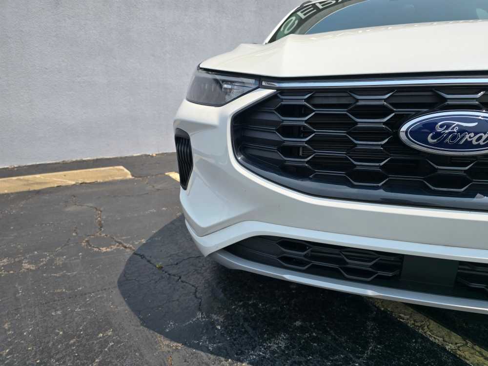 2024 Ford Escape ST-Line photo 2