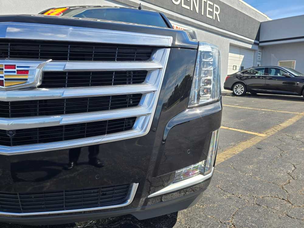 2017 Cadillac Escalade Luxury photo 3