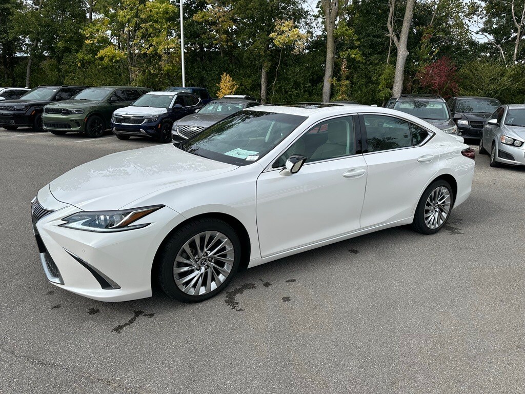 2021 Lexus ES 250 photo 2
