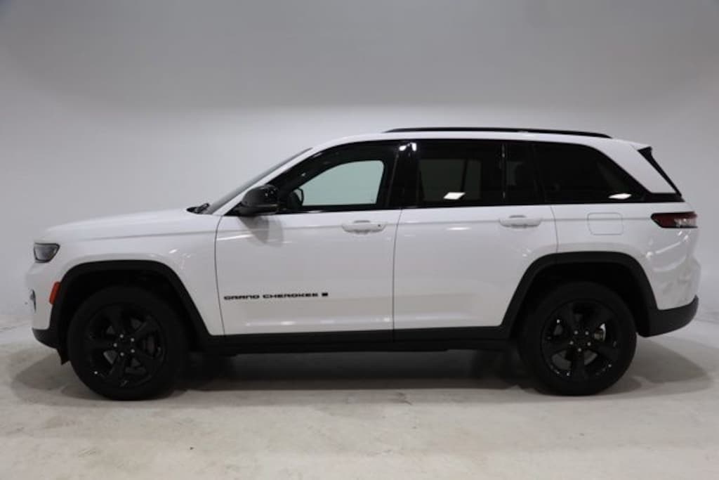 Used 2023 Jeep Grand Cherokee Laredo SUV