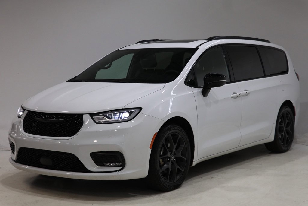 Used 2025 Chrysler Pacifica Limited Van Passenger Van