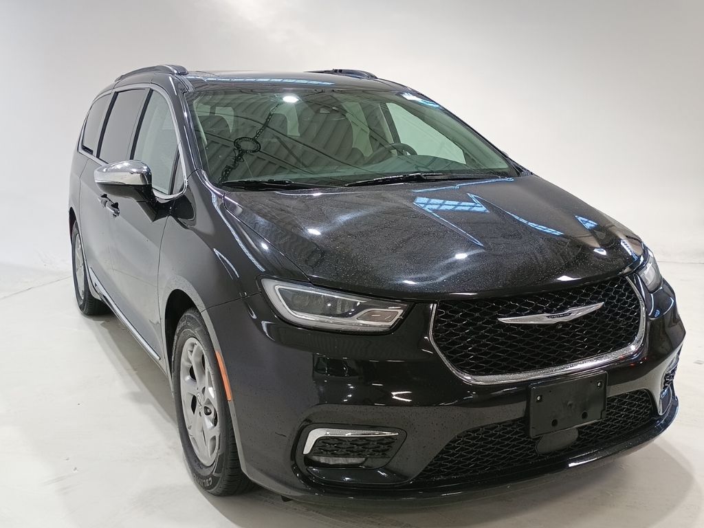 2023 Chrysler Pacifica Limited's photo