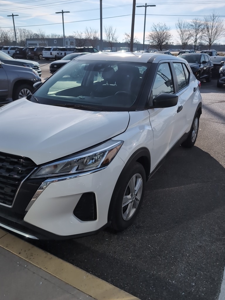 2024 Nissan Kicks S's photo