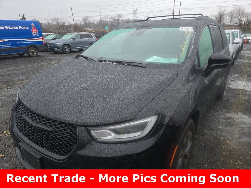 2022 Chrysler Pacifica Touring L's photo