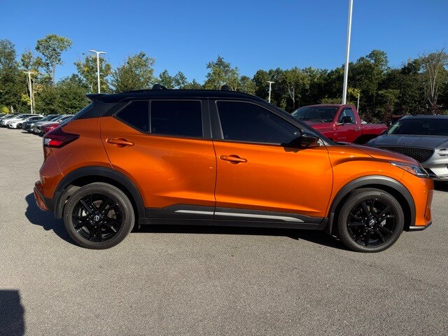 2022 Nissan Kicks SR photo 2