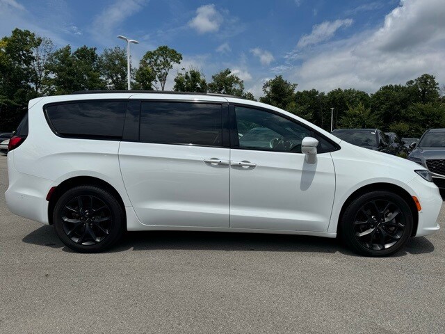 2022 Chrysler Pacifica Limited photo 2