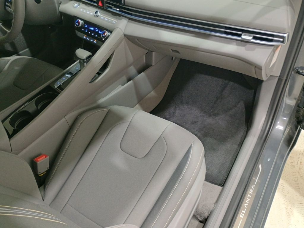2025 Hyundai Elantra Blue - Photo 13