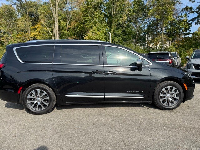 2022 Chrysler Pacifica Hybrid Pinnacle photo 2