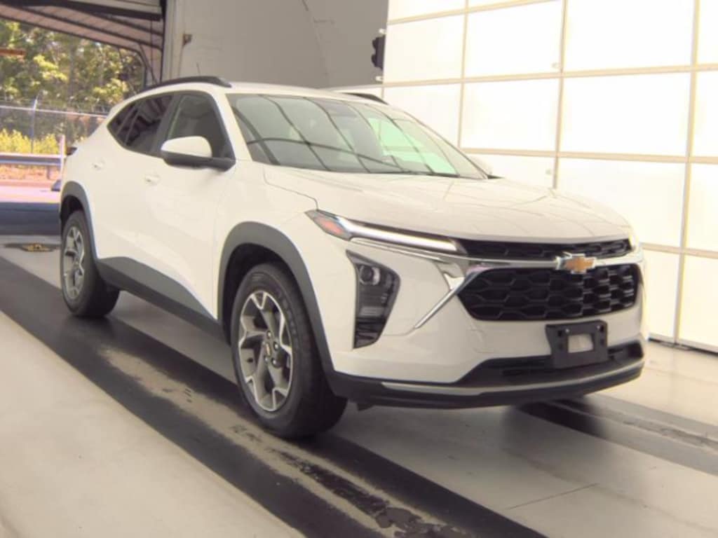 Used 2025 Chevrolet Trax LT SUV