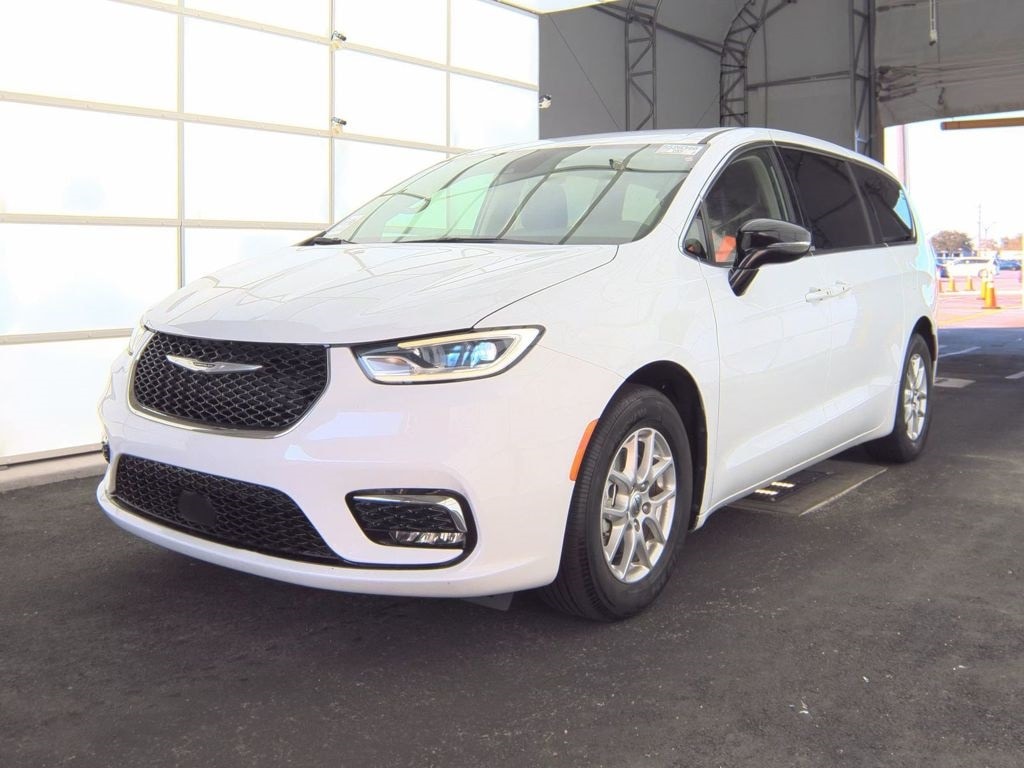 2024 Chrysler Pacifica Touring L's photo