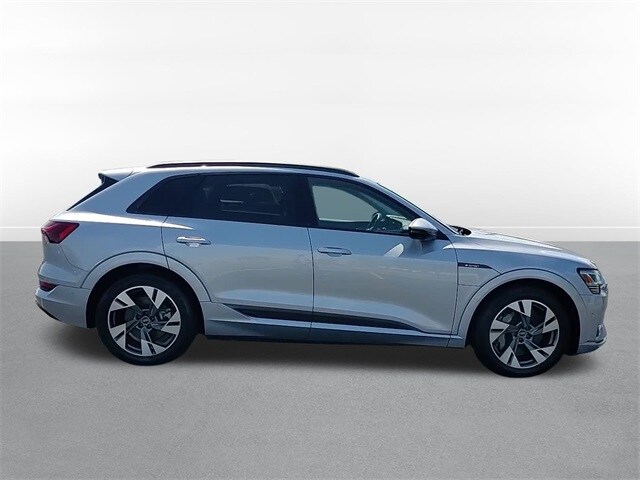 2022 Audi e-tron Premium photo 4
