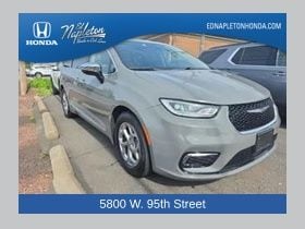 2023 Chrysler Pacifica Limited's photo