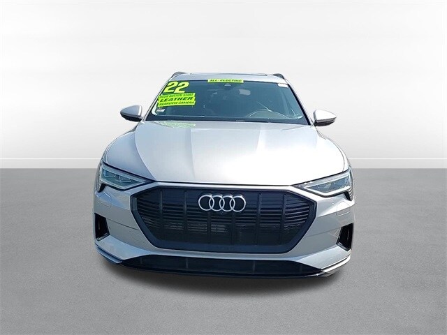 2022 Audi e-tron Premium photo 2