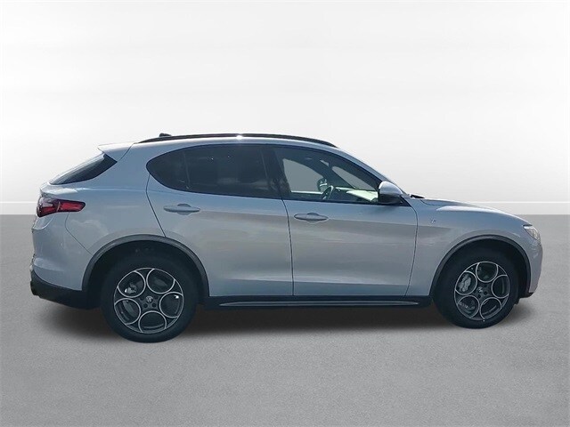 2022 Alfa Romeo Stelvio Ti Sport photo 4