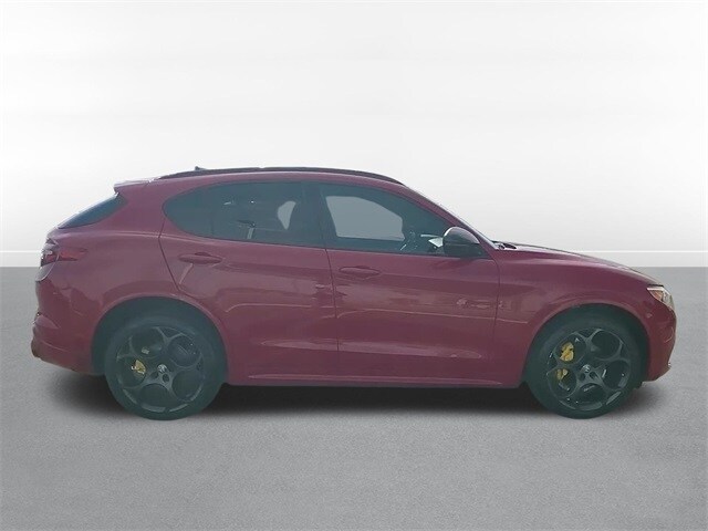 2022 Alfa Romeo Stelvio Ti Sport photo 4