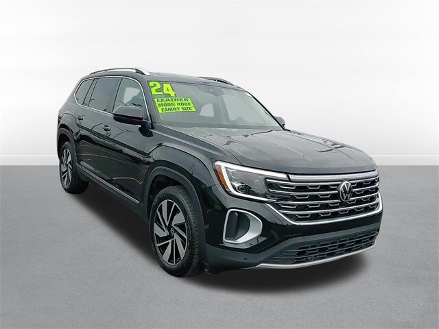 2024 Volkswagen Atlas SEL photo 2