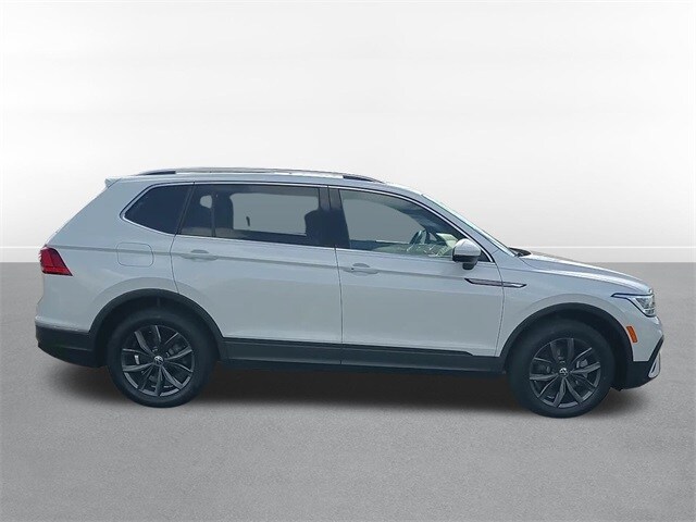 2023 Volkswagen Tiguan SE photo 2