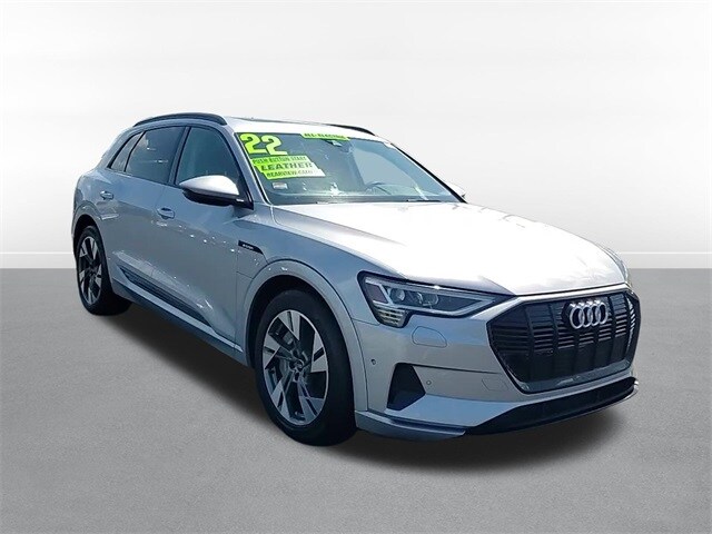2022 Audi e-tron Premium photo 3