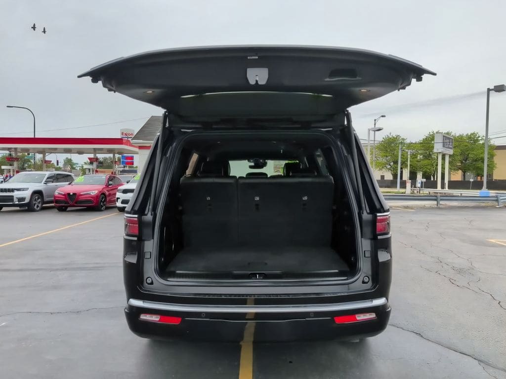 2023 Jeep Wagoneer Series III - Photo 16