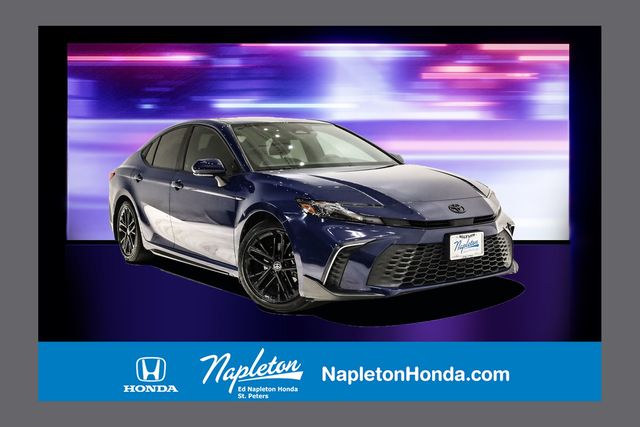 2025 Toyota Camry SE's photo