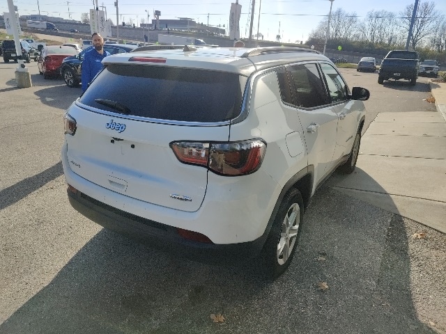 2023 Jeep Compass Latitude photo 2