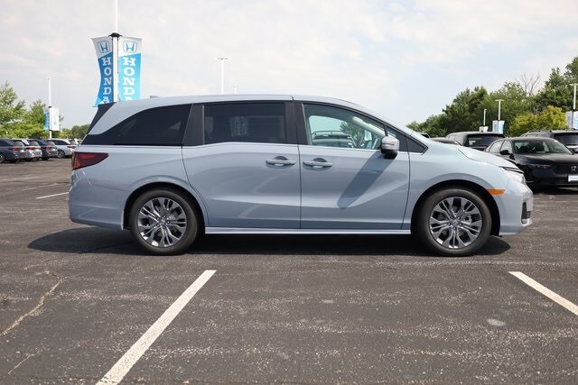 2026 Honda Odyssey Touring photo 3