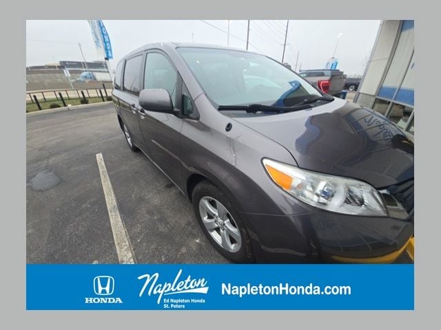 2011 Toyota Sienna LE's photo