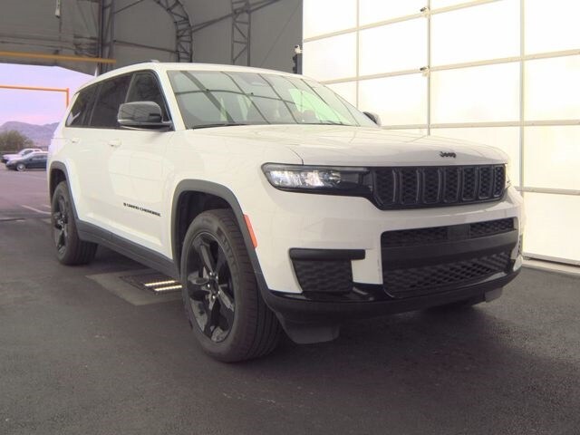 2023 Jeep Grand Cherokee Altitude photo 3