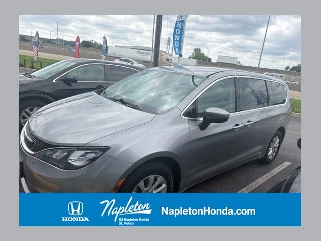 2017 Chrysler Pacifica Touring's photo