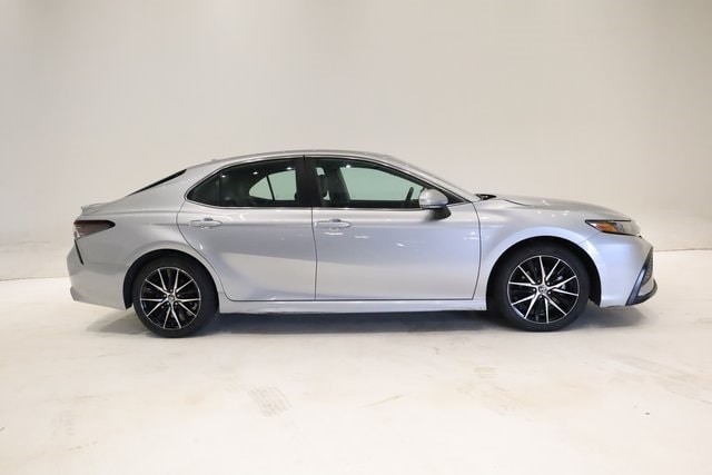 2024 Toyota Camry SE photo 3