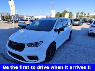 2023 Chrysler Pacifica Plug-In Hybrid Limited Van Passenger Van