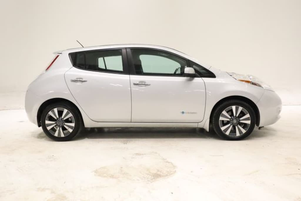 Used 2016 Nissan LEAF SV Hatchback