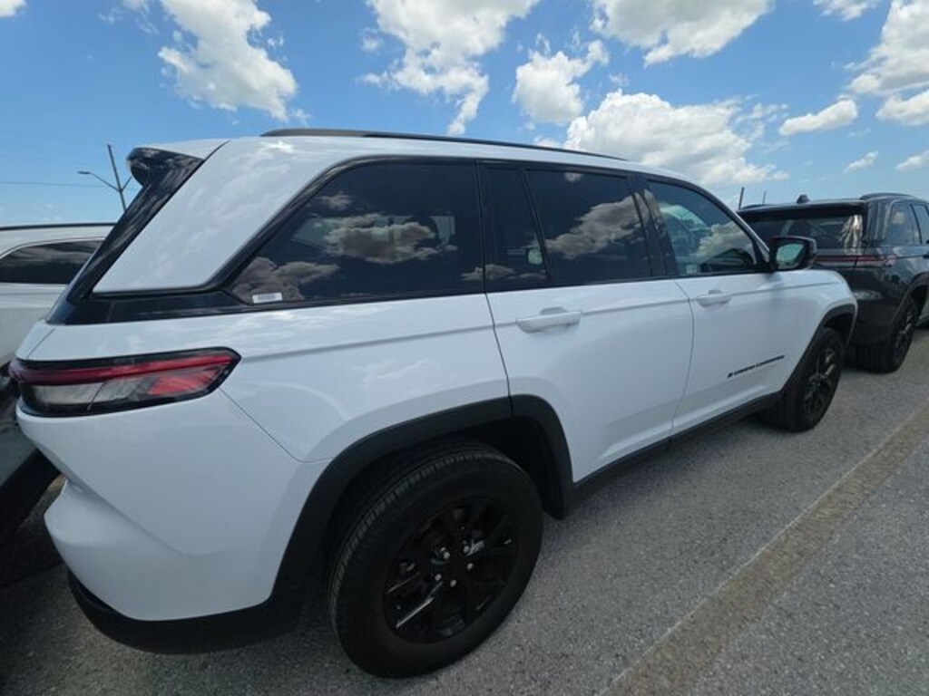 Used 2024 Jeep Grand Cherokee Altitude SUV