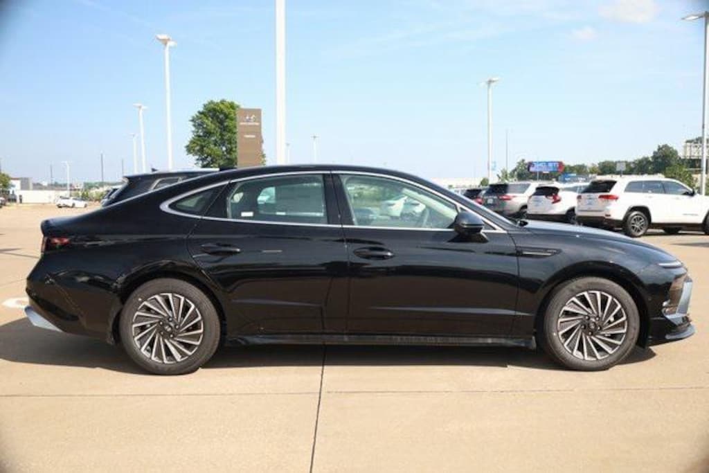 New 2025 Hyundai Sonata Hybrid Limited Sedan