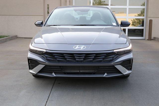 2025 Hyundai Elantra SEL Sport photo 3