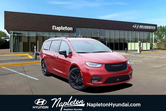 2025 Chrysler Pacifica Limited's photo